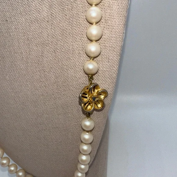 Vintage gold tone flower clasp faux crème colored pearl necklace - Picture 2 of 6